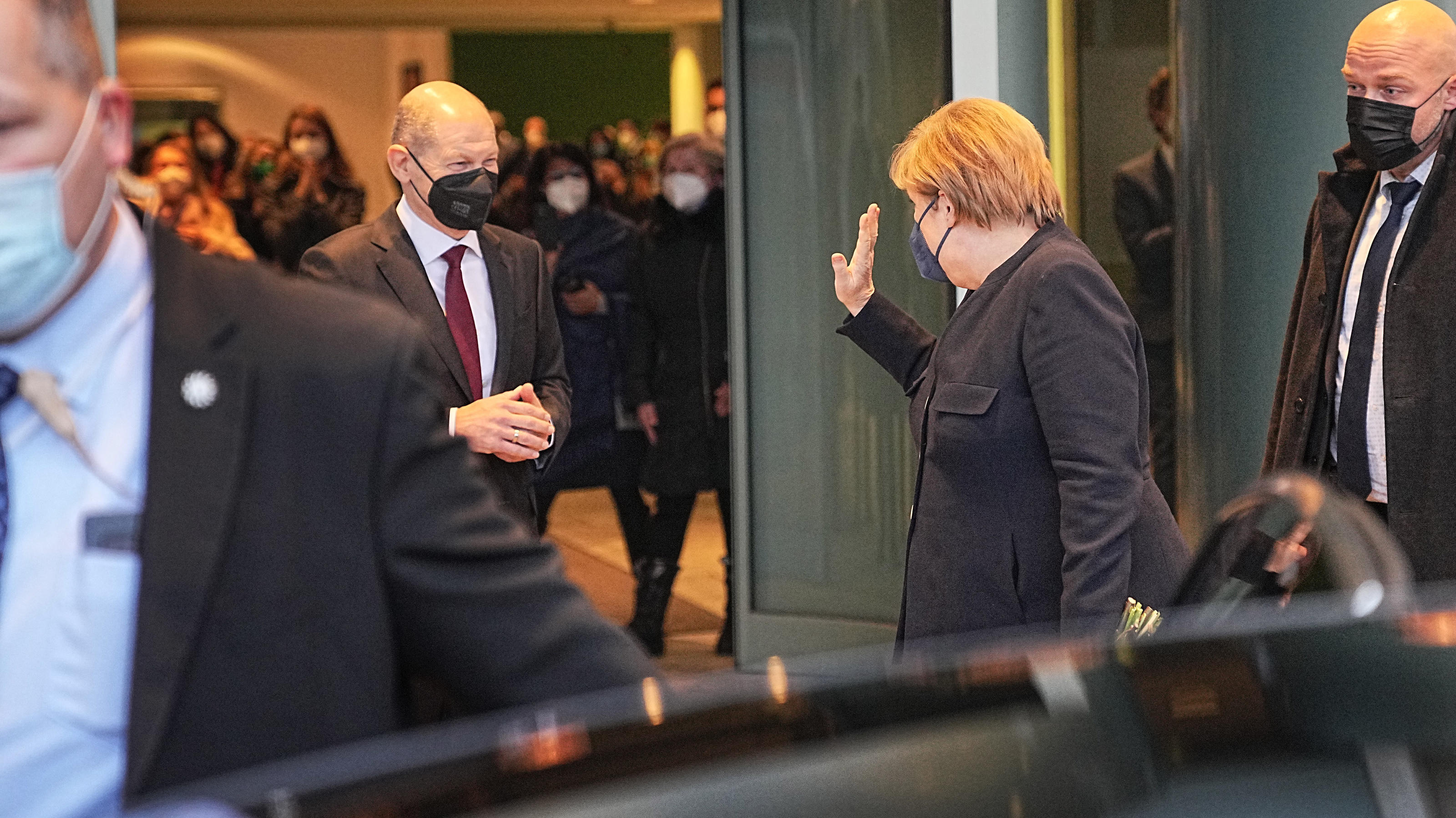 Angela Merkel winkt zum Abschied nach der Amtsübergabe an den neu gewählten Bundeskanzler Olaf Scholz (SPD) im Bundeskanzleramt.