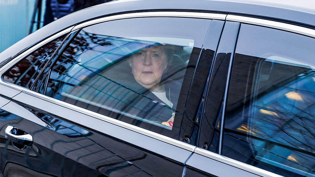 Angela Merkel im Auto nach der Übergabe des Kanzleramts an Olaf Scholz (SPD)