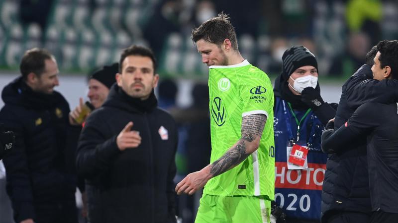 Wolfsburgs Wout Weghorst verlässt enttäuscht das Stadion. Foto: Swen Pförtner/dpa