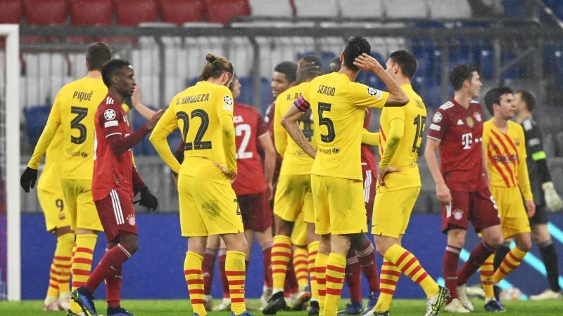 Nach der Niederlage in München lassen die Spieler vom FC Barcelona (in gelb) die Köpfe hängen. Foto: Sven Hoppe/dpa