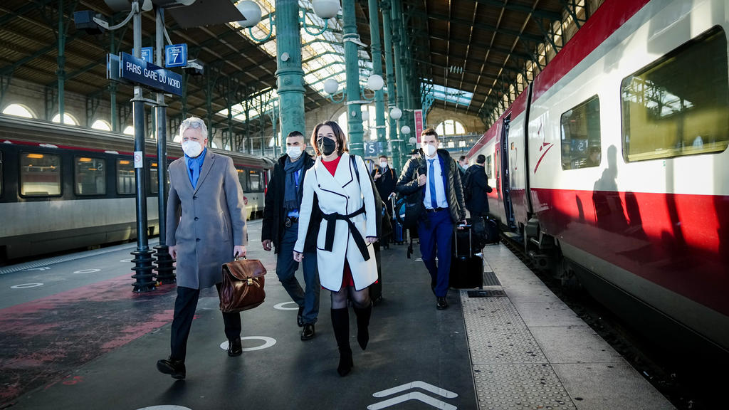 Annalena Baerbock und Hans-Dieter Lucas, deutscher Botschafter in Frankreich gehen durch den Gare du Nord vor der Weiterfahrt mit der Bahn nach Brüssel.