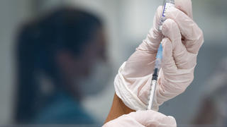 ARCHIV - 25.11.2021, Baden-Württemberg, Gerlingen: Eine Werksärztliche Assistentin zieht in einem betrieblichen Impfzentrum eine Dosis des Impfstoffes von Biontech/Pfizer auf. Mehrere Forscherteams haben in ersten Labortests festgestellt, dass Antikörper von Geimpften vergleichsweise schlecht auf die neue Omikron-Variante des Coronavirus ansprechen. (zu dpa «Hinweise aus dem Labor: Impfungen wohl weniger effektiv gegen Omikron») Foto: Marijan Murat/dpa +++ dpa-Bildfunk +++