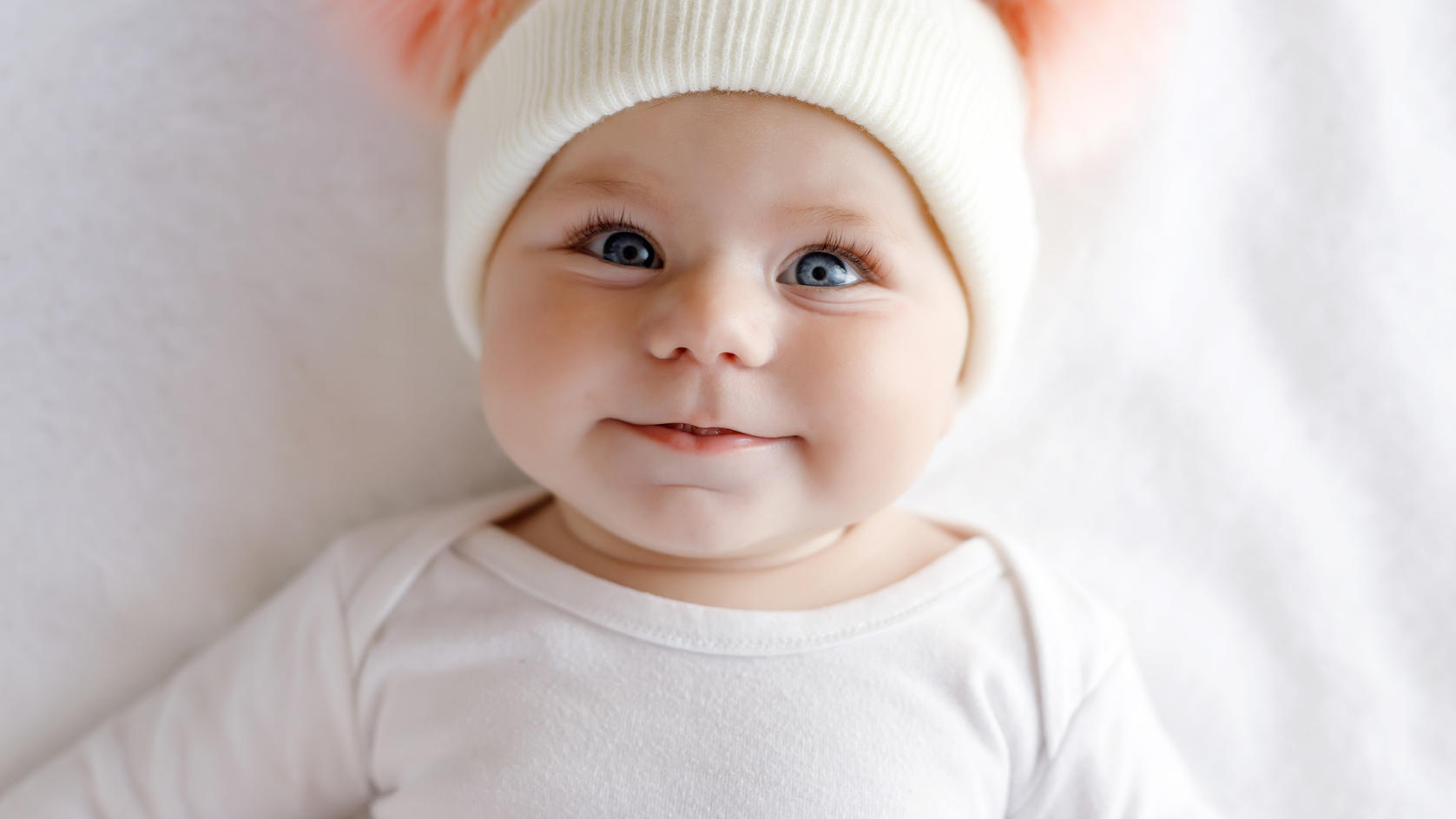 Baby mit Mütze