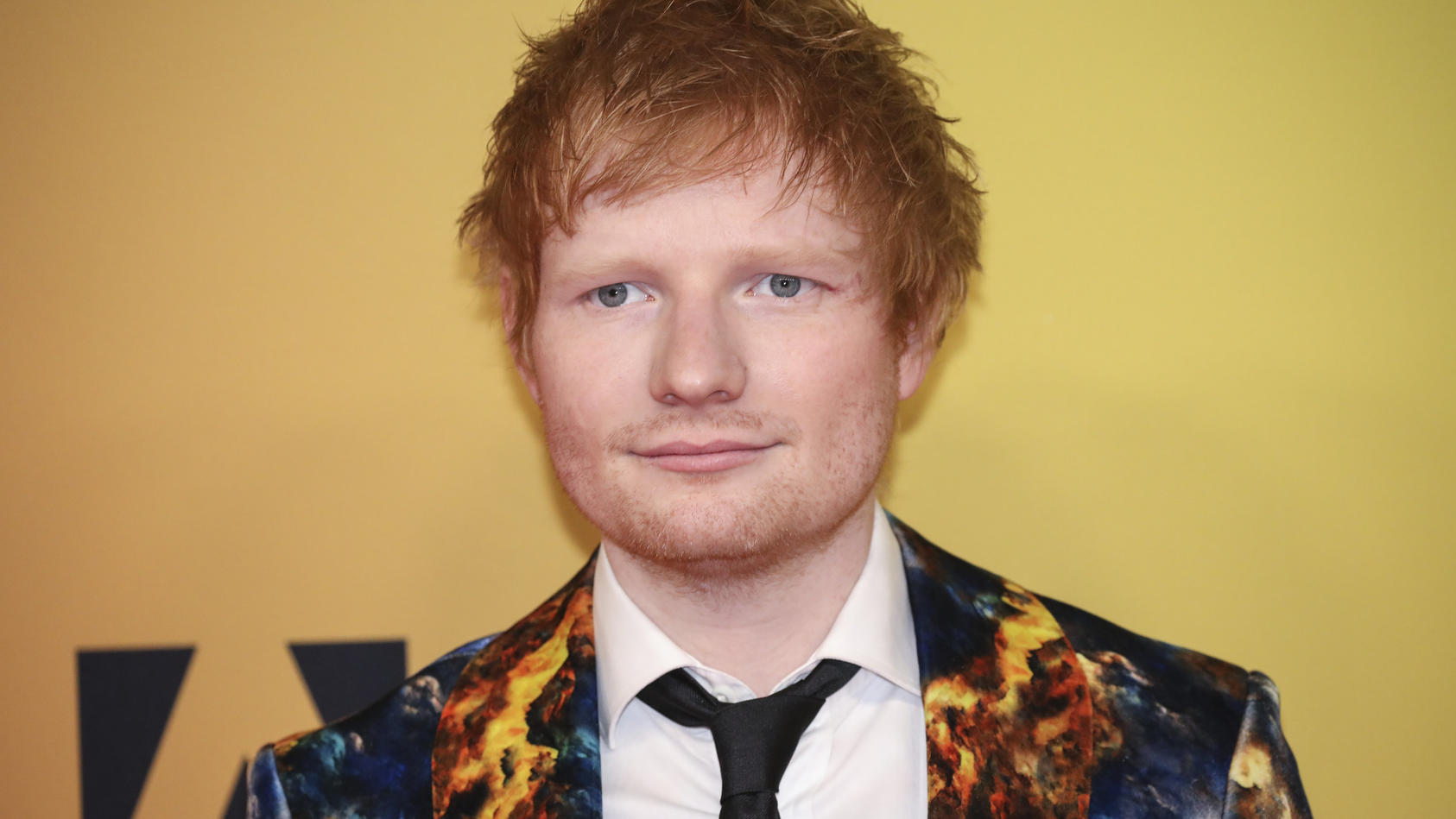 ARCHIV - 14.11.2021, Ungarn, Budapest: Ed Sheeran, Sänger aus Großbritannien, kommt zur Verleihung der MTV Europe Music Awards (EMA) in der Papp Laszlo Budapest Sportarena. (zu dpa «Ed Sheeran über seine Tochter: «Hat mir einen Sinn gegeben») Foto: V