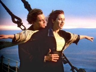 Leonardo DiCaprio und Kate Winslet in einer Filmszene von "Titanic". Mit 14 «Oscar»-Nominierungen steuert die «Titanic» zur Verleihung der begehrtesten Filmpreise der Welt am 23.3.1998 in Los Angeles. «Titanic», mit 200 Millionen Dollar Produktionskosten der teuerste Film aller Zeiten, hat in den USA bereits mehr als 610 Millionen Mark eingespielt und ist auch in Deutschland mit bisher 6,7 Millionen Zuschauer ein Publikumshit. Der Film handelt vom Untergang des Luxusliners «Titanic» am 14. April 1912. Das Epos war bereits mit vier «Golden Globes» ausgezeichnet worden. Jetzt wurde die Produktion als bester Film nominiert, Regisseur James Cameron für Regie, Kate Winslet als beste Hauptdarstellerin.