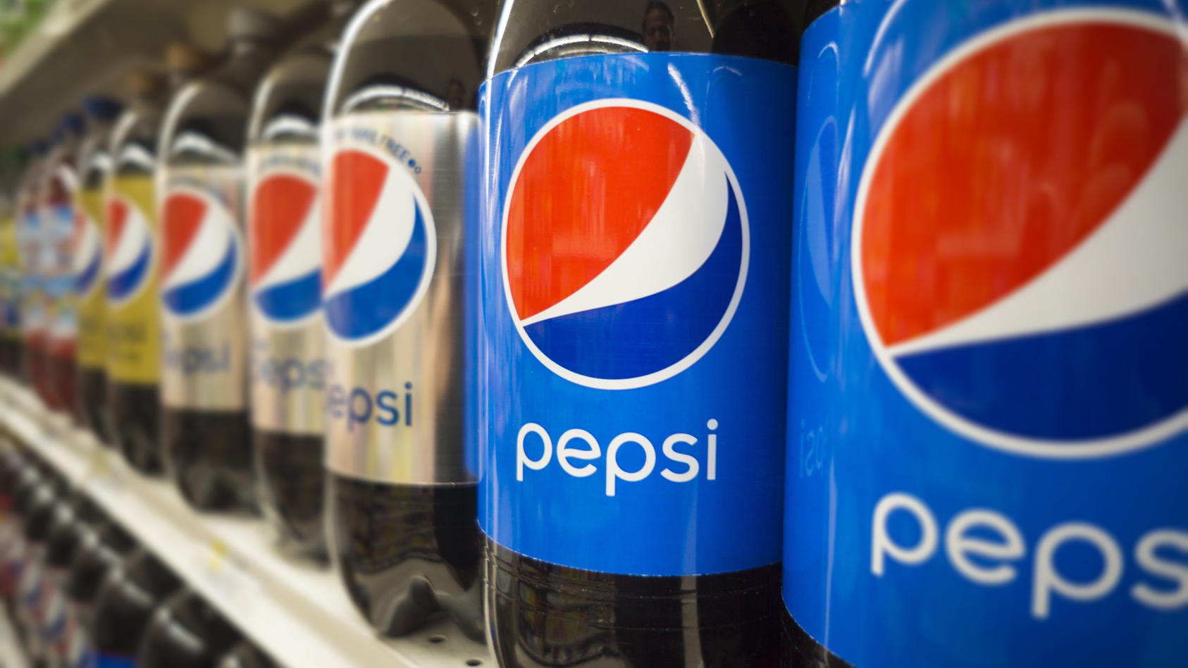 noch-stehen-pepsi-flaschen-mit-dem-alten-logo-im-regal
