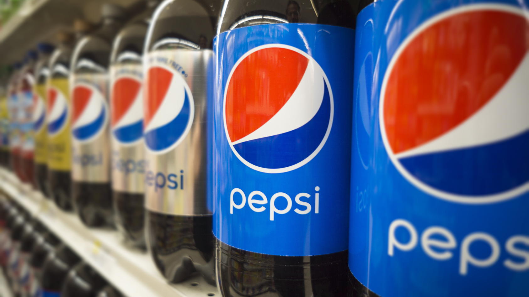 Pepsi-Flaschen im Regal eines Supermarktes