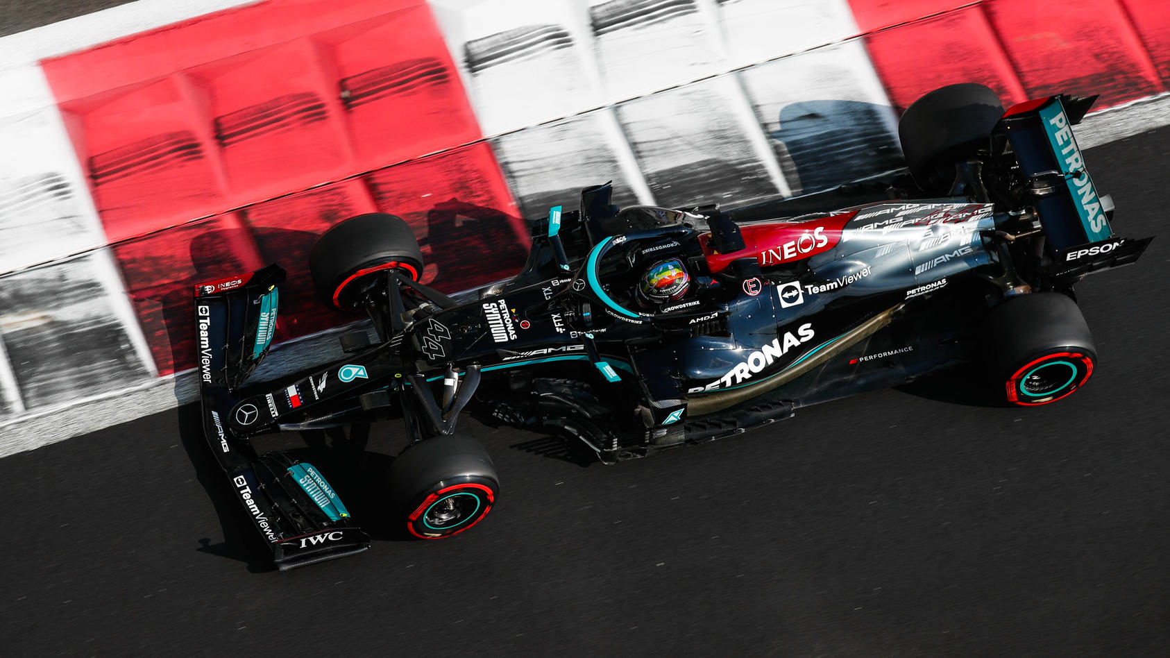 Formel 1 Lewis Hamilton bringt sich in Pole-Stellung und gewinnt das 3