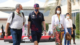  VERSTAPPEN Max ned, Red Bull Racing Honda RB16B, portrait with his girlfriend Kelly Piquet during the Formula 1 Etihad Airways Abu Dhabi Grand Prix 2021, 22th round of the 2021 FIA Formula One World Championship, WM, Weltmeisterschaft from December 10 to 12, 2021 on the Yas Marina Circuit, in Yas Island, Abu Dhabi - F1 - ABU DHABI GRAND PRIX 2021 DPPI/Panoramic PUBLICATIONxNOTxINxFRAxITAxBEL 00121045_AV6_6222