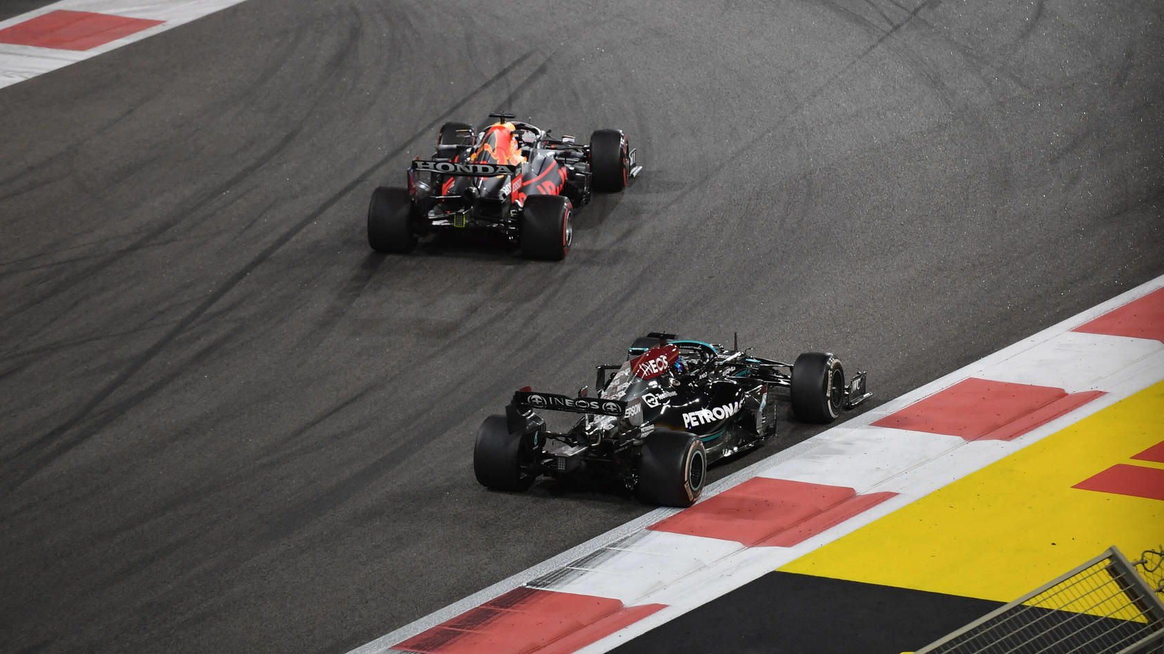 Formel 1 Grand Prix von Japan mit Lewis Hamilton (links) und Max Verstappen (rechts) live im TV oder im Live Stream sehen