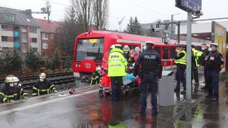 Mann stürzt vor einfahrende S-Bahn