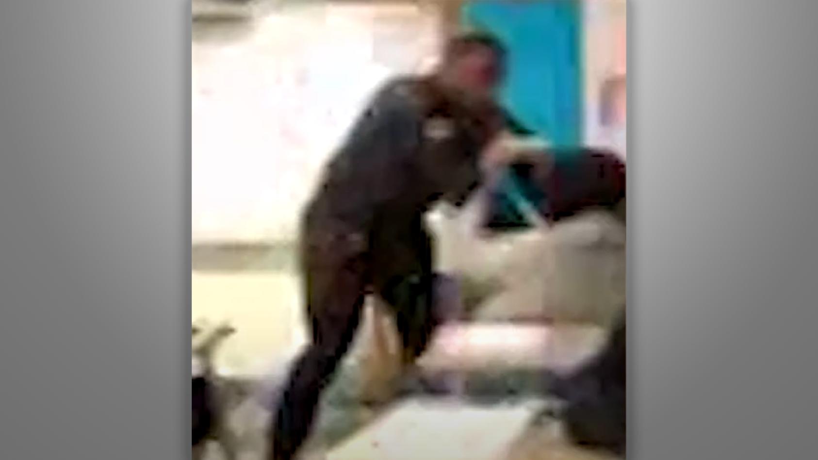Screenshot eines Mannes, der einen Schüler attackiert.
