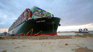HANDOUT - 28.03.2021, Ägypten, Suez: Das Containerschiff «Ever Given» ist im Suezkanal festgesetzt und blockiert die wichtige Schifffahrtsstraße zwischen Asien und Europa. Die erhoffte Freilegung des Schiffes schreitet in kleinen Schritten voran weshalb die großen Frachtführer ihrer Schiffe zunehmend umleiten. Foto: -/Suez Canal Authority/dpa - ACHTUNG: Nur zur redaktionellen Verwendung und nur mit vollständiger Nennung des vorstehenden Credits +++ dpa-Bildfunk +++