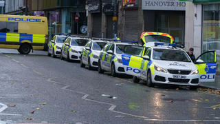 26.11.2021, Großbritannien, Liverpool: Polizisten sind in der Nähe des Tatorts im Stadtzentrum im Einsatz, nachdem ein 12-jähriges Mädchen an den Folgen eines Angriffs gestorben ist. Nach der tödlichen Attacke sind mehrere Jugendliche festgenommen worden. Wie die britische Polizei mitteilte, handelt es sich um vier Jungen im Alter zwischen 13 und 15 Jahren. Foto: Peter Byrne/PA Wire/dpa +++ dpa-Bildfunk +++