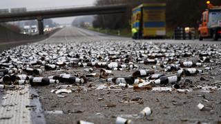 Folgenschwerer Unfall: Flaschen aus 200 Bierkästen liegen über die Fahrbahnen der A7 bei Niestetal verteilt.