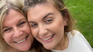 Chloe aus Großbritannien mit ihrer Mutter