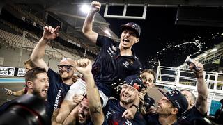  ABU DHABI - Max Verstappen celebrates with his team after winning the Formula 1 World Championship, WM, Weltmeisterschaft after the Abu Dhabi Grand Prix at the Yas Marina Circuit. REMKO DE WAAL F1 Grand Prix 2021 xVIxANPxSportx/xxANPxIVx *** ABU DHABI Max Verstappen celebrates with his team after winning the Formula 1 World Championship after the Abu Dhabi Grand Prix at the Yas Marina Circuit REMKO DE WAAL F1 Grand Prix 2021 xVIxANPxSportx xxANPxIVx 441998501
