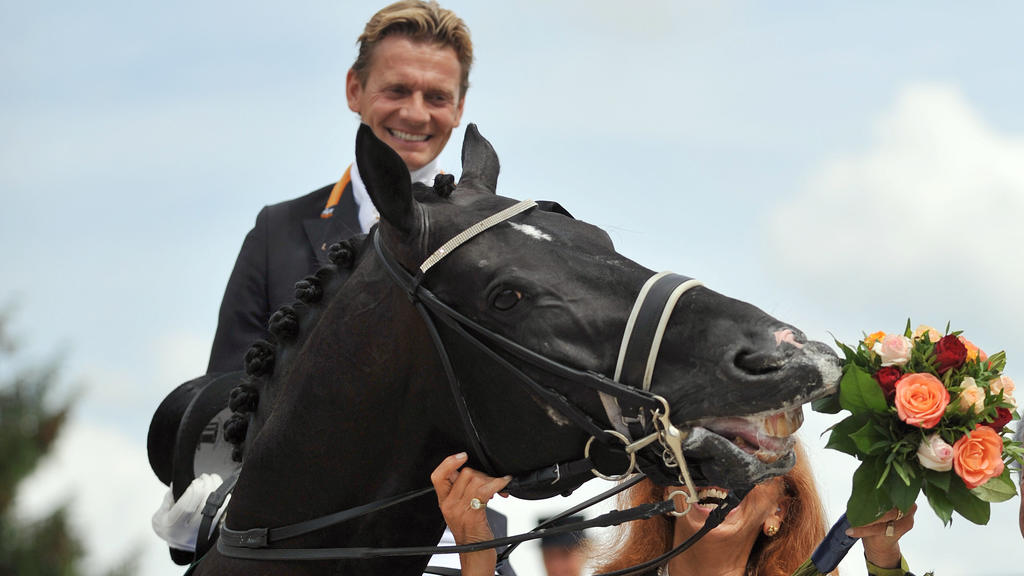 Edward Gal und Totilas bei der Siegerehrung zum Grand Prix Special beim Weltfest des Pferdesports - CHIO Aachen 2010