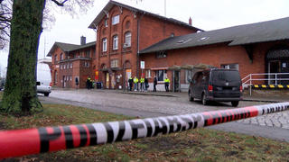 14.12.2021, Niedersachsen, Twistringen: Die Polizei sperrt den Bahnhof und Bahnhofsvorplatz ab, nachdem dort in einer Wohnung ein anderthalbjährigen Kind zu Tode gekommen ist. Es starb den Polizeiangaben zufolge am Montag. Ein Fremdverschulden konnte zunächst nicht ausgeschlossen werden. Der Bahnhof Twistringen und der Bahnhofsvorplatz waren am Montag wegen der Spurensuche und den ersten Ermittlungen für mehrere Stunden gesperrt. (Bestmögliche Qualität) Foto: Christian Butt/Nord-West-Media/dpa - ACHTUNG: Kennzeichen wurde(n) aus rechtlichen Gründen gepixelt +++ dpa-Bildfunk +++