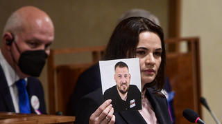 ARCHIV - 09.06.2021, Tschechien, Prag: Swetlana Tichanowskaja, Oppositionsführerin aus Belarus, hält eine Rede im tschechischen Parlament und hält ein Foto ihres inhaftierten Ehemanns Sergej Tichanowski hoch. Mit Blick auf das bevorstehende Urteil gegen ihren inhaftierten Ehemann Sergej hat die belarussische Oppositionsführerin Swetlana Tichanowskaja Durchhaltevermögen angekündigt. (zu dpa: Tichanowskaja vor Urteil gegen Ehemann: Werde auf ihn warten) Foto: Vondrouš Roman/CTK/dpa +++ dpa-Bildfunk +++