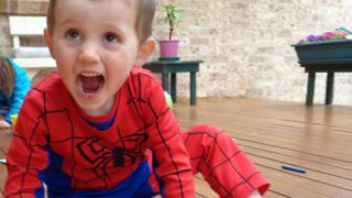 Kleiner Junge in Spiderman-Anzug