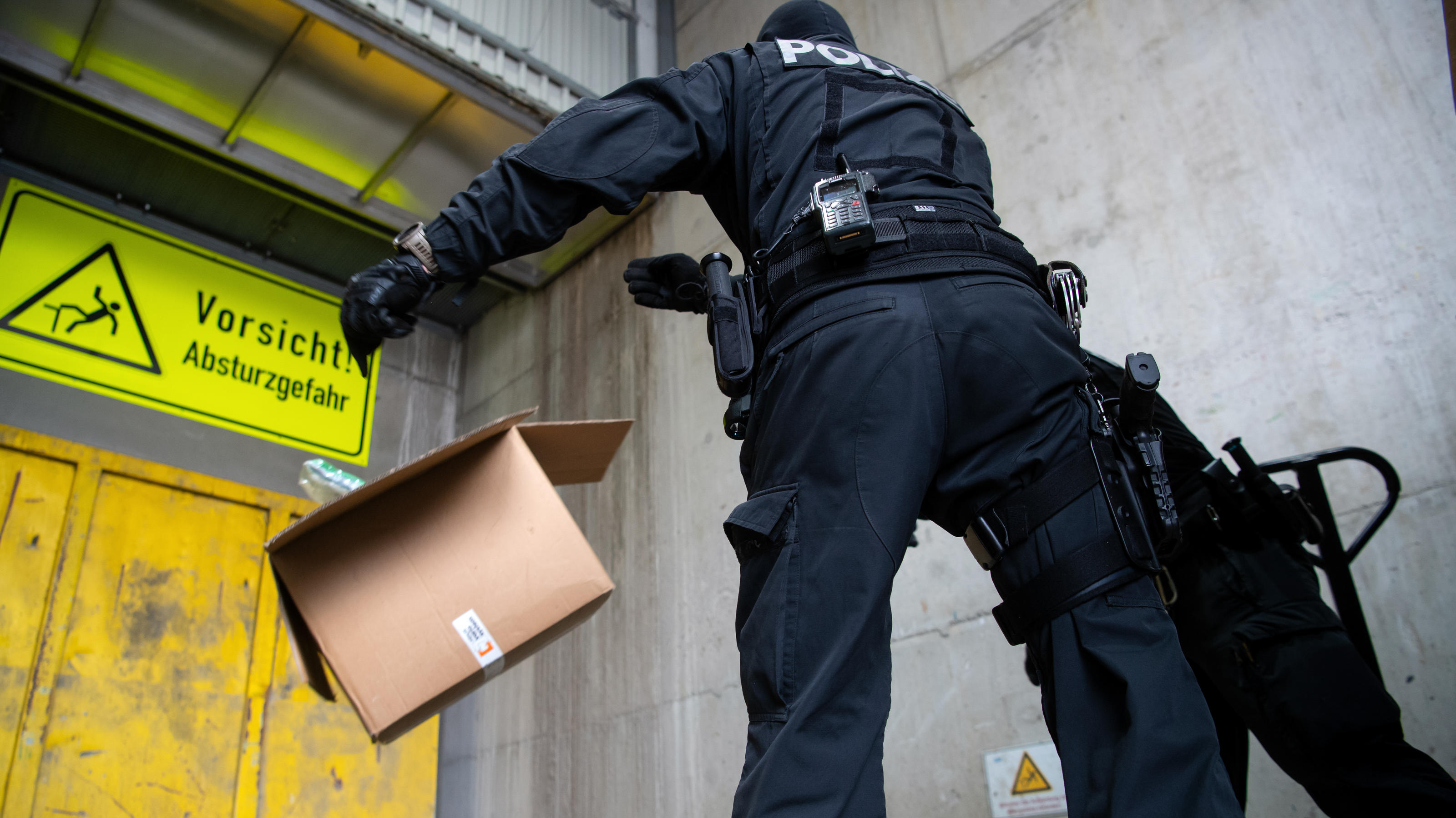 Polizisten werfen Kisten mit Kokain in den Schacht von einer Müllverbrennungsanlage. Im Rahmen der Operation «Schneeschmelze» hat die bayerische Polizei unter strengsten Sicherheitsvorkehrungen das Kokain an einem geheimen Ort in einer Müllverbrennun
