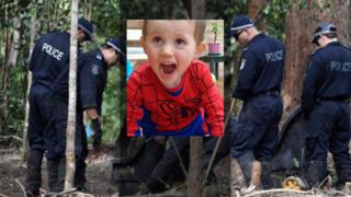 Australische Polizei such den Wald ab, davor Foto von William