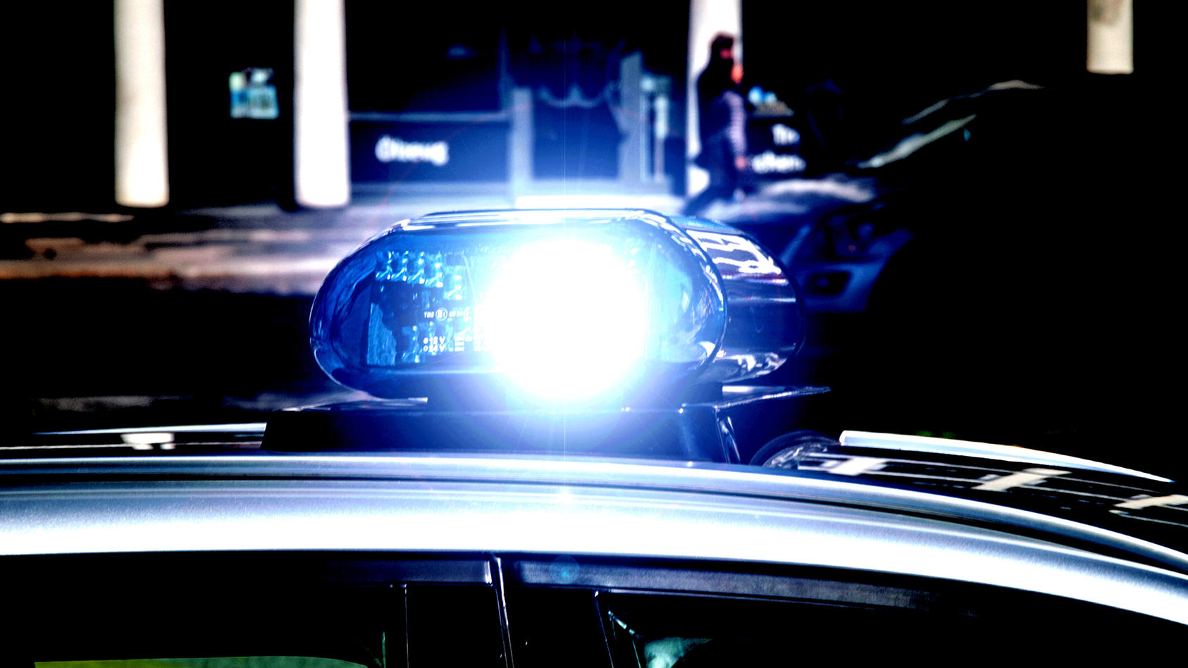 Ein Einsatzfahrzeug der Polizei mit Blaulicht