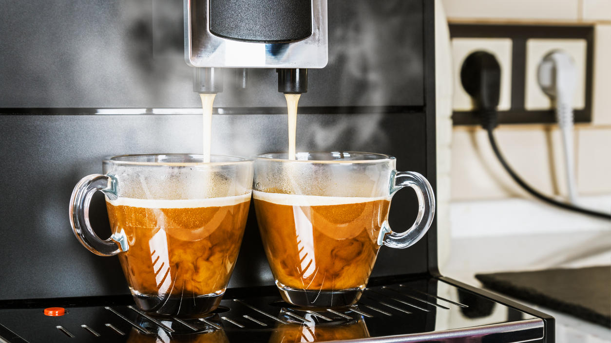 Kaffeevollautomat bereitet zwei Tassen Kaffee zu