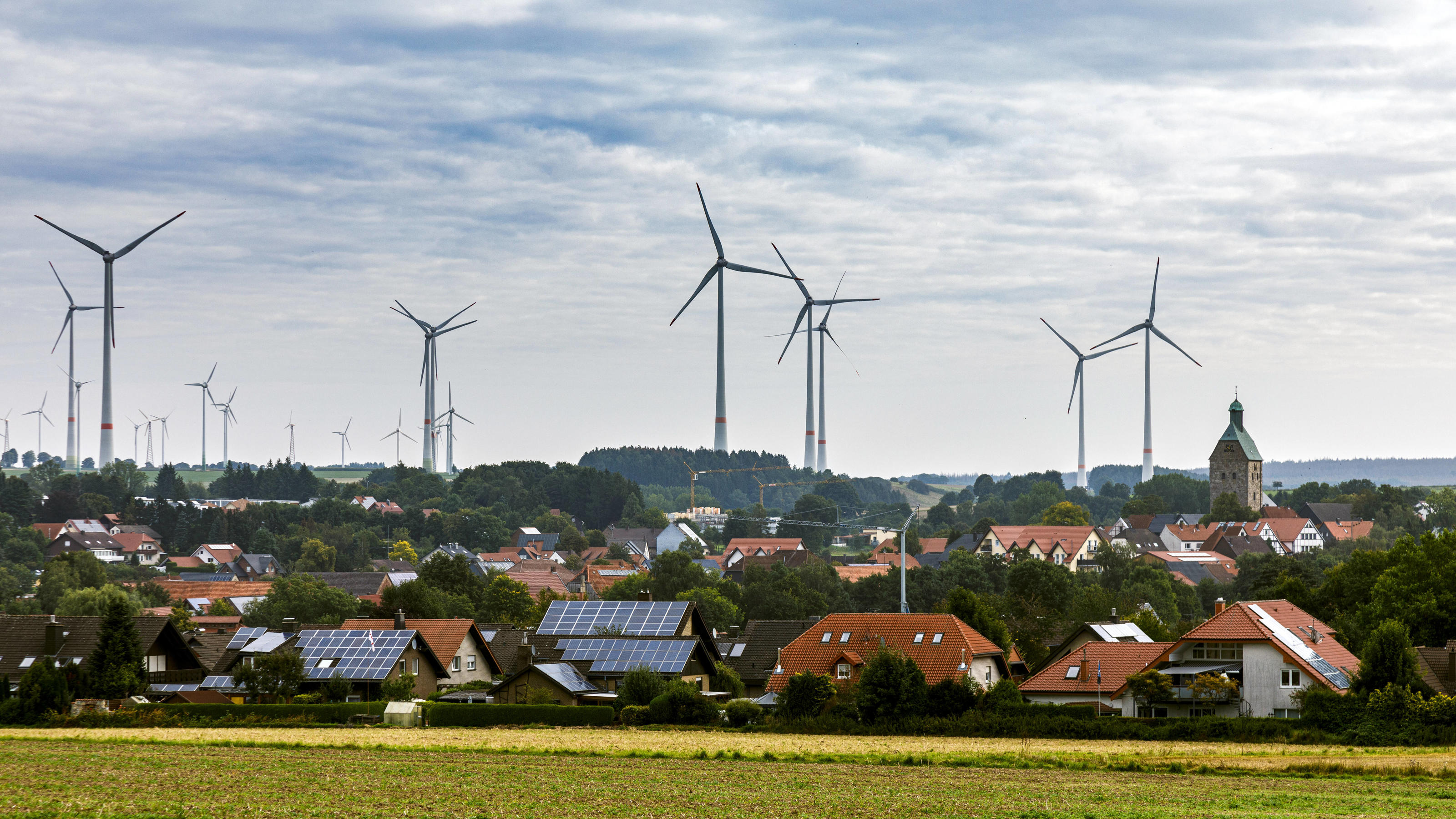 Fotovoltaik / Solaranlage auf Hausdach - Symbolbilder  Windpark Lichtenau Westfalen *** Wind farm Lichtenau Westphalia