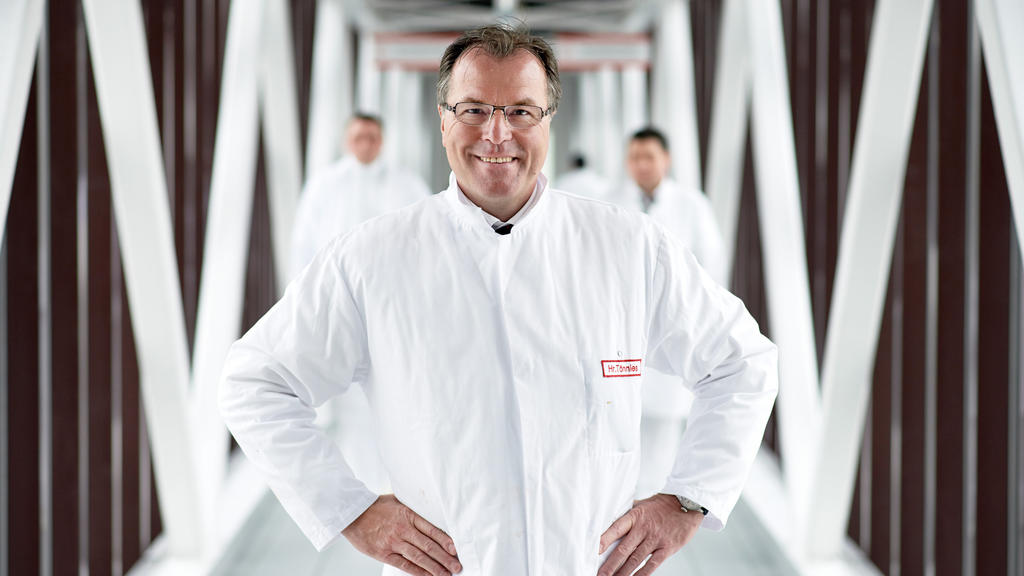 Clemens Tönnies, Geschäftsführer der Unternehmensgruppe Tönnies Fleisch und Aufsichtsratsvorsitzender des Fußball-Bundesligisten FC Schalke 04, posiert am 28.02.2013 in einem gläsernen Gang, der die Zentrale seines Unternehmens in Rheda-Wiedenbrück (