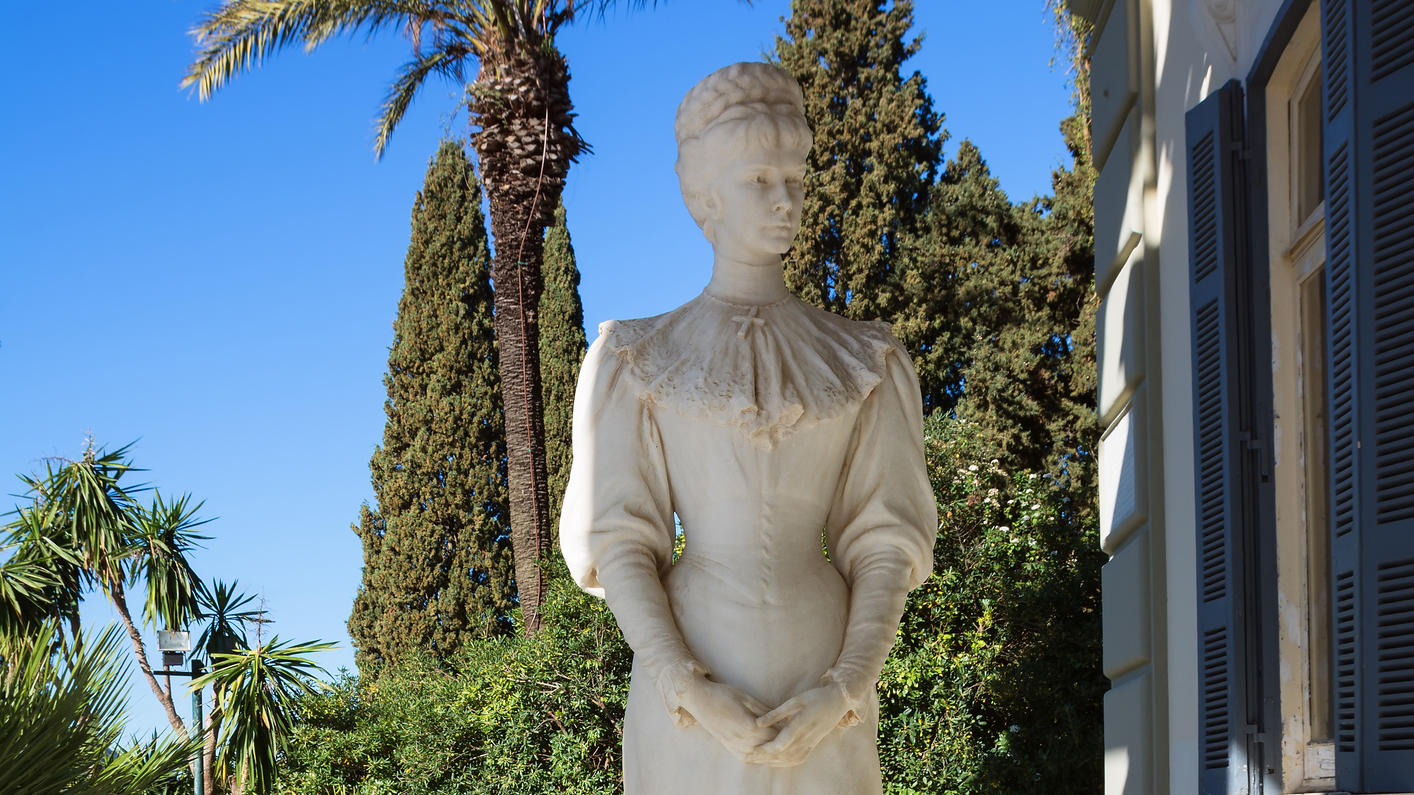 Sisi-Statue vor dem Palast Achilleion auf Korfu.