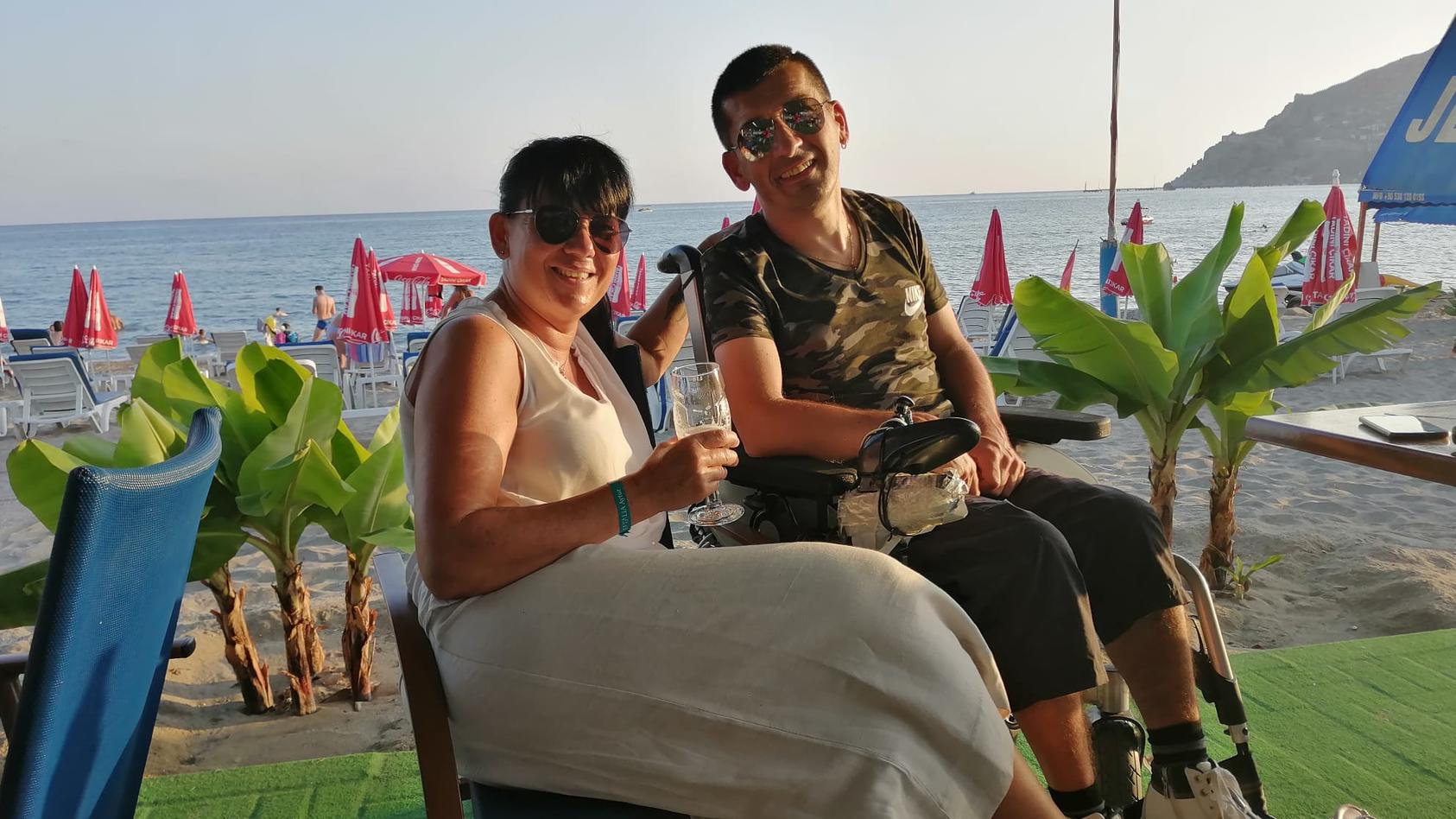 Jimmy Liebermann (48) und Betreuerin Iris Pfeiffer (52) im Türkeiurlaub.