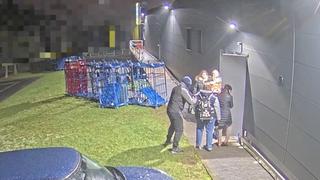 Maskierter überfällt Supermarkt