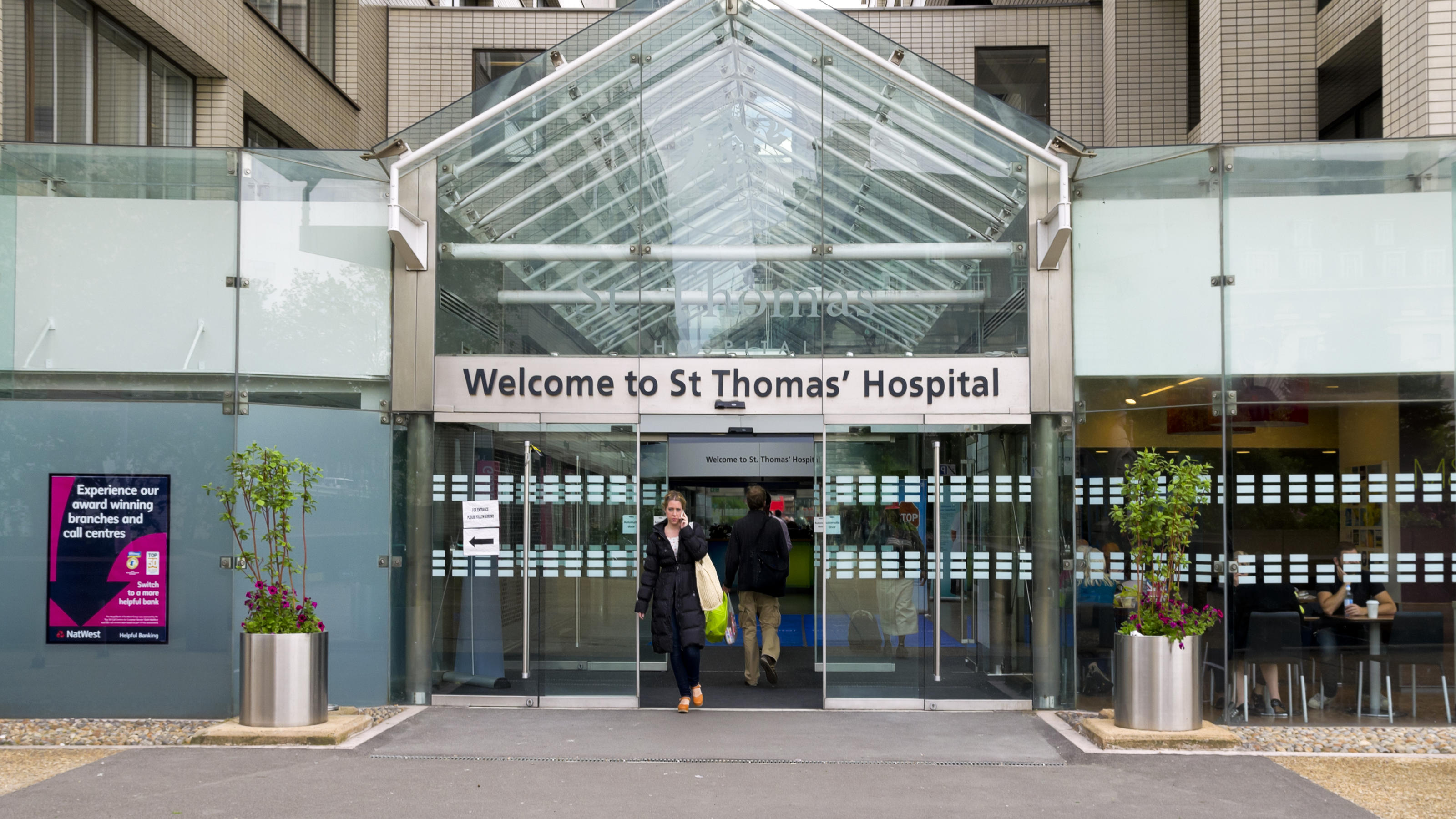 Der Eingang des St. Thomas Hospital in London.