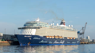 Die "Mein Schiff 4" von TUI Cruises liegt in einem Hafen in Deutschland.