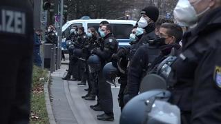 Polizei stellt sich Querdenkern entgegen