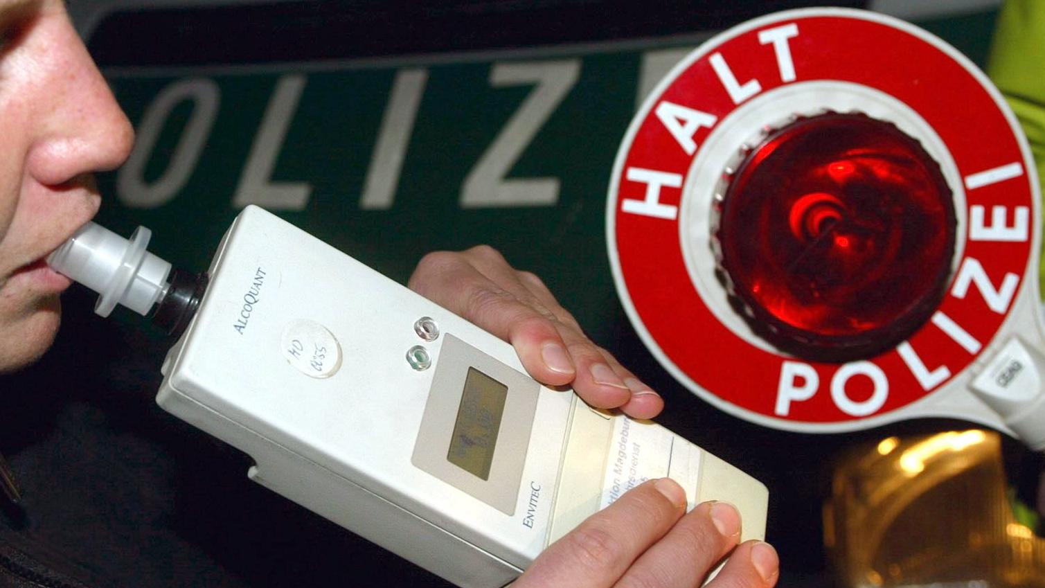 Eine Autofahrerin pustet am 6.12.2003 in Schoenebeck bei einer Verkehrskontrolle der Polizei in ein Alkohol-Atemmessgeraet. Mehrere tausend Autofahrer hat die Polizei in der Nacht zum 6. Dezember in ganz Deutschland kontrolliert. Bei der abgestimmten