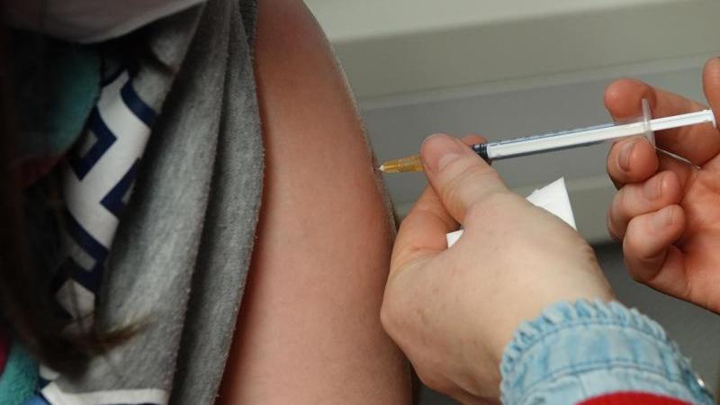In einem Impfzentrum in Olpe haben Kinder den falschen Impfstoff gegen das Coronavirus bekommen.