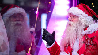 ARCHIV - 28.10.2021, Großbritannien, London: Ein als Weihnachtsmann verkleideter Mann steht vor Selfridges, als das Kaufhaus seine Weihnachtsdekoration im Schaufenster in der Oxford Street enthüllt. (zu dpa: «Wenn Santa fehlt: Großbritannien beklagt Engpass an Weihnachtsmännern») Foto: Aaron Chown/PA Wire/dpa +++ dpa-Bildfunk +++
