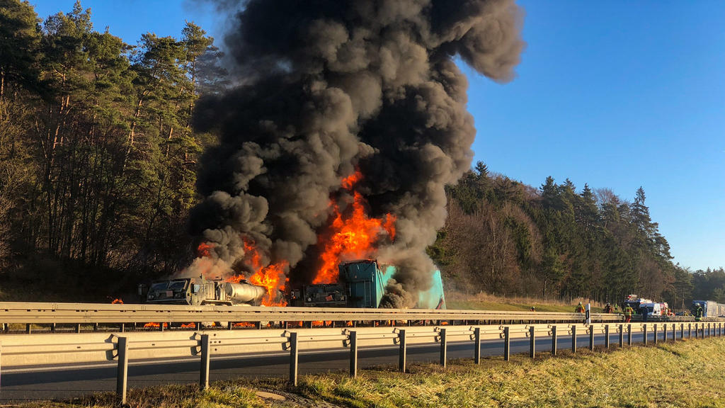20.12.2021, Bayern, Parsberg: Mehrere Lastwagen stehen auf der Autobahn 3 in Flammen. Zuvor war ein Lastwagen in einen Konvoi mehrerer US-Militärfahrzeuge gefahren, der mit mehreren Tankfahrzeugen auf dem Seitenstreifen gestanden war. Acht Angehörige