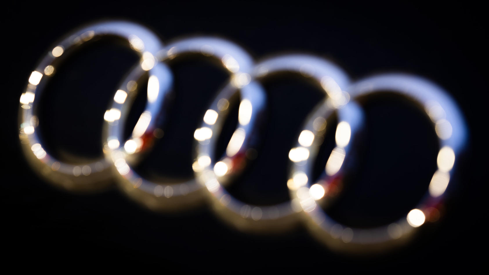 24.11.2021, Niedersachsen, Hannover: Das Logo vom Automobilhersteller Audi ist am Abend  an einem Fahrzeug zu sehen. Der Bundesgerichtshof (BGH) verhandelt am 25.11.2021 im Dieselskandal zu möglichen Schadenersatzansprüchen gegen die VW-Tochter Audi.