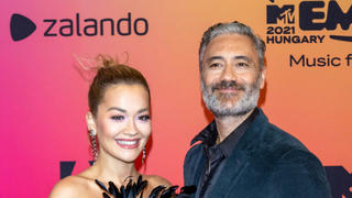 Rita Ora: Bald Verlobung mit Taika Waititi?