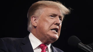 ARCHIV - 11.07.2021, USA, Dallas: Der ehemalige US Präsident Donald Trump spricht auf der Conservative Political Action Conference (CPAC) in Dallas. Trump hat sich eigenen Angaben nach eine Booster-Impfung gegen das Coronavirus geben lassen - und ist daraufhin von einigen Anhängern ausgebuht worden. «Sowohl der Präsident als auch ich sind geimpft», sagte der konservative Moderator Bill O'Reilly am Sonntag auf einer Veranstaltung mit Trump in Dallas. Foto: Lm Otero/AP/dpa +++ dpa-Bildfunk +++