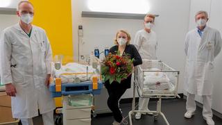Nathalie Ott mit ihren Zwillingen Adrian und Christian, die an dem Geburtstag ihrer Mutter auf die Welt kamen. Genau wie ihre großen Brüder, die Zwillinge Nikita und Fabian elf Jahre zuvor.