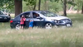 Passanten filmen, wie die beiden Kinder (5, 9) draußen stehen müssen, während die Mutter im Auto mit ihrem Freund vögelt.