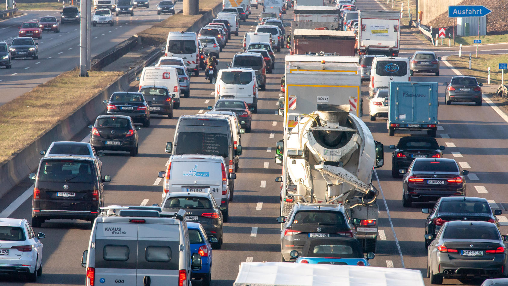 Auf vielen Autobahnen in Deutschland staut es sich. Vielfach sind Baustellen die Ursache.