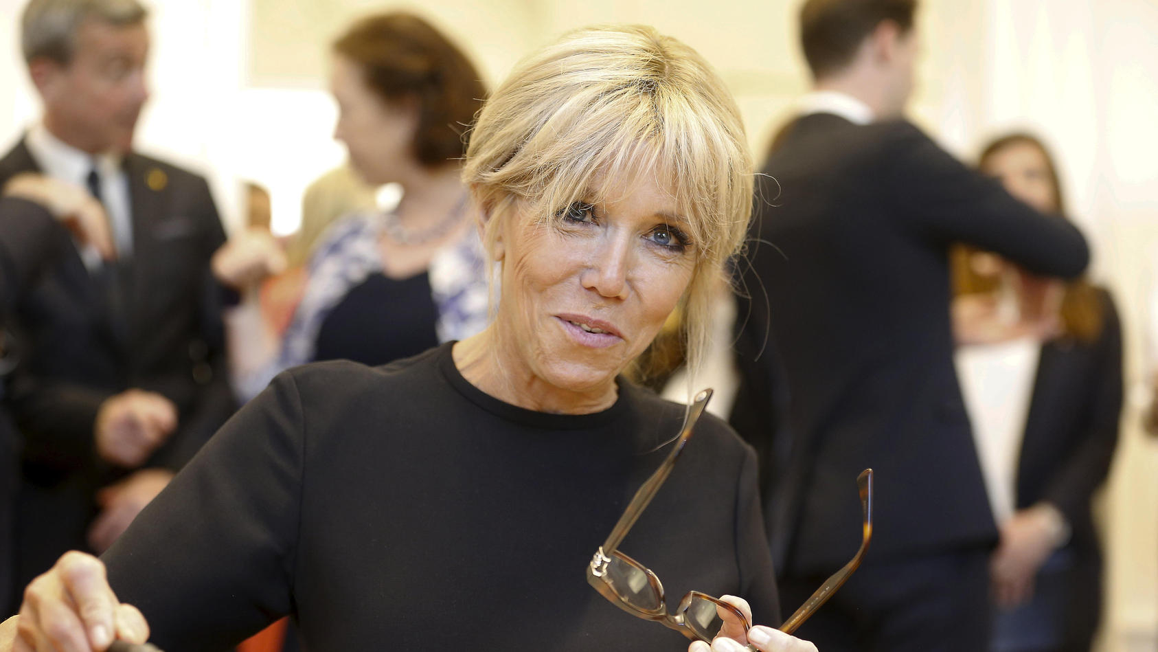 ARCHIV - Die Frau des französischen Präsidenten, Brigitte Macron, nimmt am 25.05.2017 in Brüssel (Belgien) an einem Besuch in einem Laden für Luxus-Handtaschen teil. Der Besuch fand im Rahmen des Begleitprogramms für Partner der Teilnehmer des Nato-G
