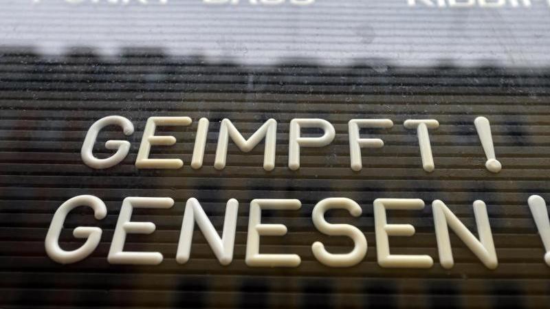 geimpft-genesen-steht-auf-einem-schild-an-einer-bar-foto-robert-michaeldpa-zentralbilddpasymbolbild
