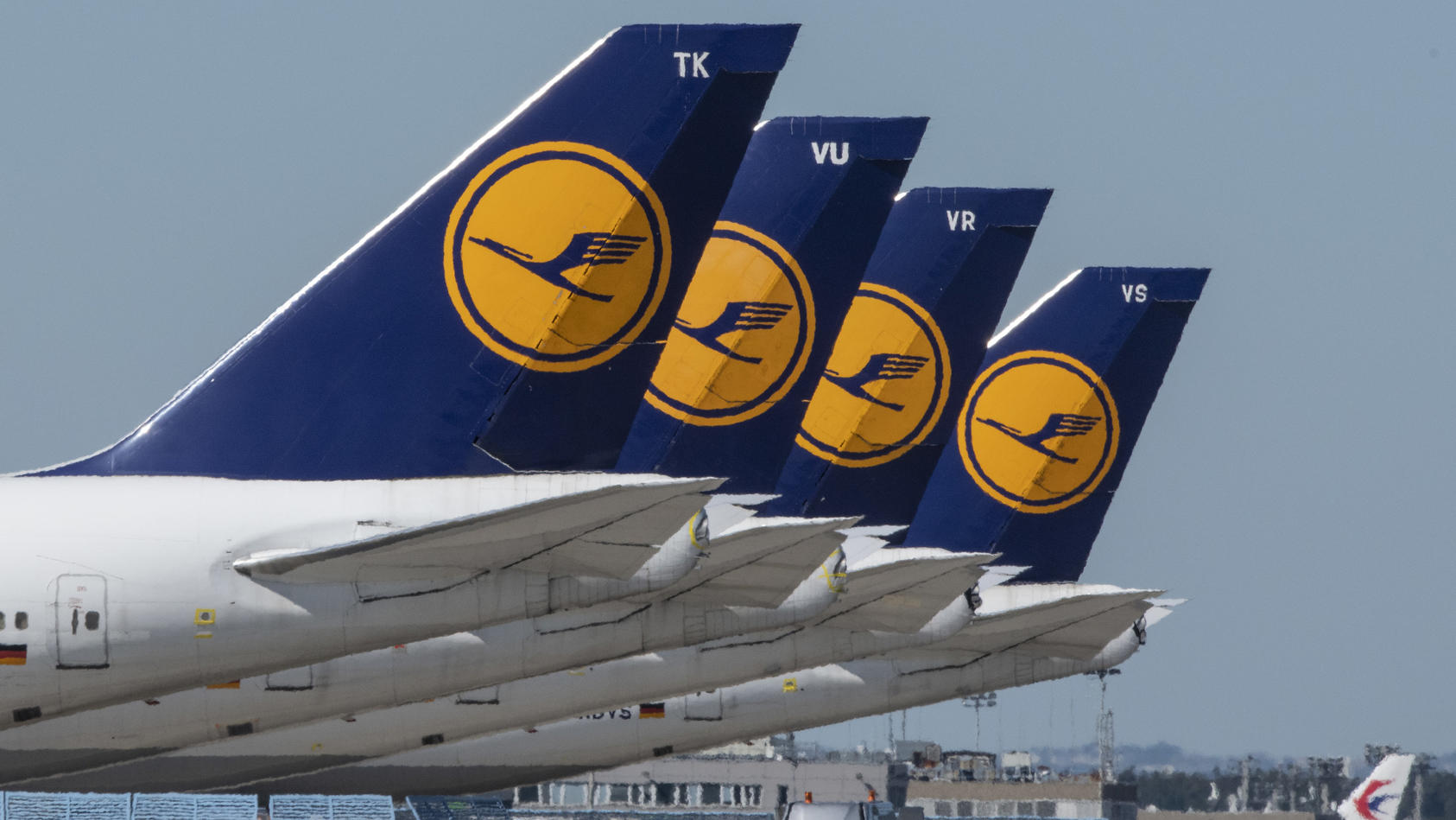 ARCHIV - 06.05.2020, Hessen, Frankfurt/Main: Passagiermaschinen der Lufthansa stehen auf dem Rollfeld des Flughafens Frankfurt. Die Lufthansa hat sich gegen verschiedene Vorhaben der neuen Bundesregierung zum Verbraucherschutz beim Fliegen gewandt. (